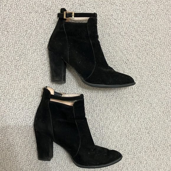 Women Buckle Decor Point Toe Chunky Heeled Fashion Boots - Picture 3 of 6